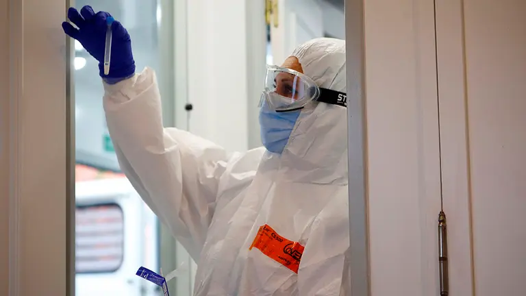 Sanitarios realizan pruebas covid-19. EFE/Salas
