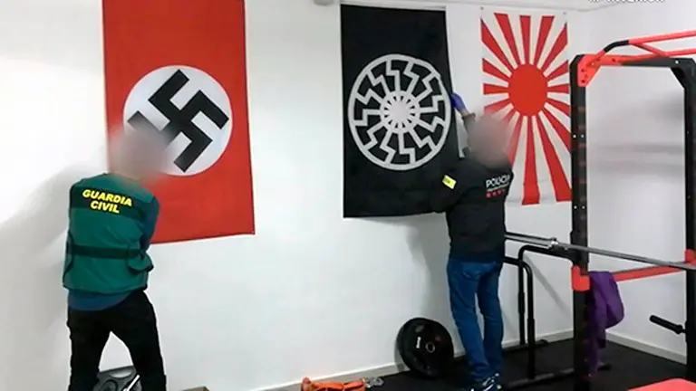 Detenidos dos hombres vinculados a la supremacía blanca por tenencia de armas y enaltecimiento del terrorismo racista. Agentes de la Guardia Civil y los Mossos d'Esquadra, han detenido a dos personas, de nacionalidad española, vinculadas a la supremacía blanca, como presuntos autores de los delitos de incitación al odio contra extranjeros, tenencia de armas y explosivos, enaltecimiento del terrorismo racista y contra la salud pública.