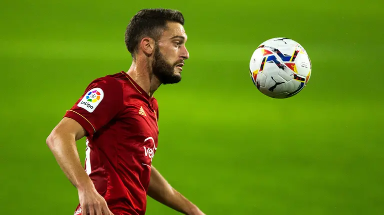 El jugador de Osasuna Roberto Torres en acción en el partido ante el Sevilla. Europa Press.