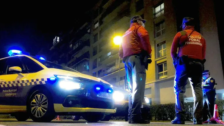 Dispositivo conjunto de Policía Foral y Policía Municipal de Pamplona para controlar el cumplimiento de la normativa por Covid-19 - POLICÍA FORAL
