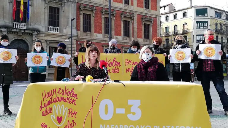 Ainhoa Fernández y Eider Garde, representantes de la Plataforma 0-3 de Navarra - EUROPA PRESS