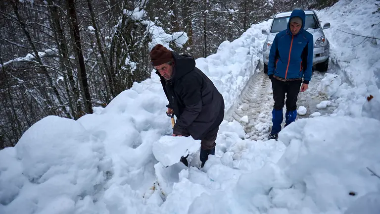 Una de las cosas más habituales es encontrarse derrumbes de nieve en el camino. Javier siempre lleva una pala para retirarla en el todoterreno. PABLO LASAOSA