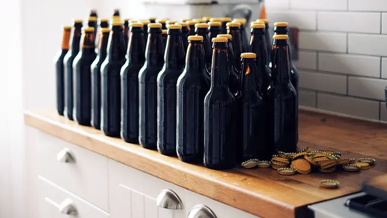 Fiesta en una vivienda con un buen número de botellines de cerveza. ARCHIVO.