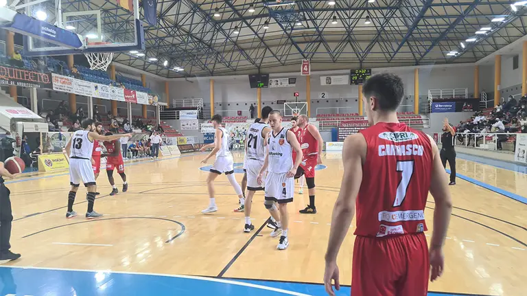 Partido de la liga Leb Plata entre el Benicarló y el Basket Navarra. @CBBenicarlo.