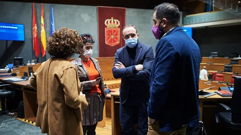 Los socialistas Alzórriz y Jurio hablan con Javier Esparza y Yolanda Ibáñez. PABLO LASAOSA