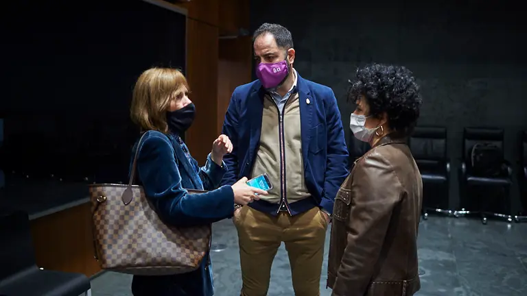 Uxue Barkos, Geroa Bai, habla con Ramón Alzórriz e Inma Jurio. PABLO LASAOSA