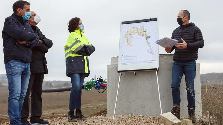 Ignacio Gil, director general de Agricultura y Ganadería; el alcalde de Miranda de Arga, Francisco Gil; la consejera Itziar Gómez; y Alfonso Nieva, técnico de INTIA encargado de la direccion de obra. GOBIERNO DE NAVARRA