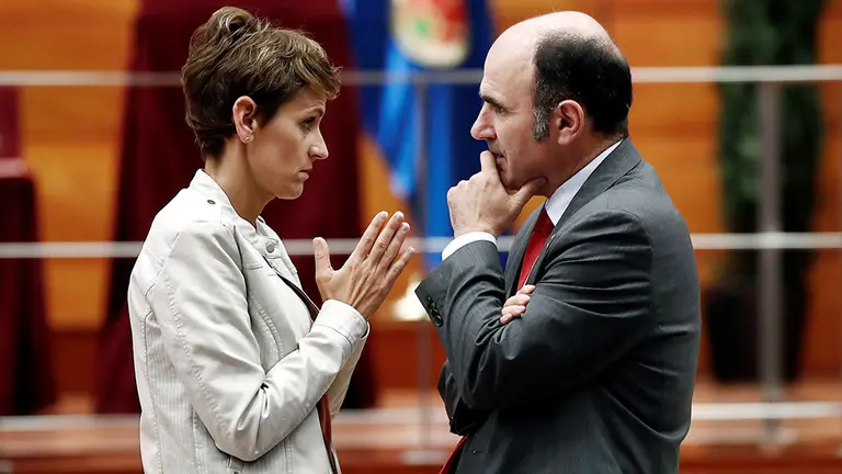 La presidenta del Gobierno, María Chivite (PSN), conversa con el consejero imputado por corrupción Manu Ayerdi de Geroa Bai-PNV. EFE/ Jesús Diges