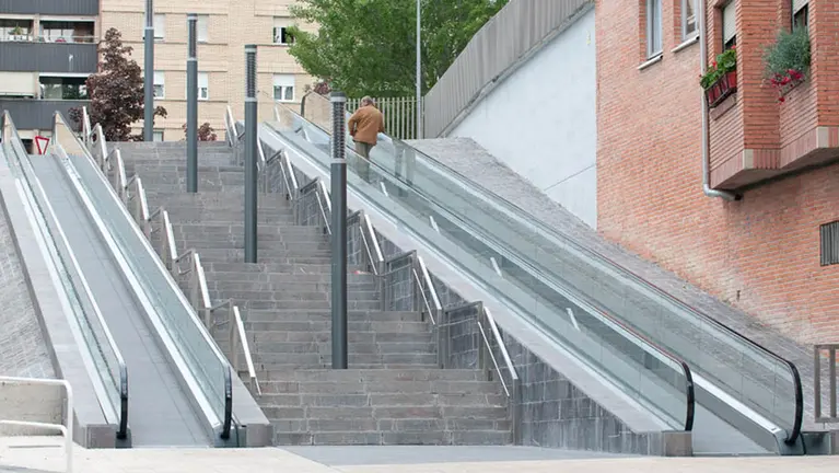 Rampas mecánicas que unen los barrios Azpilagaña e Iturrama. AYUNTAMIENTO DE PAMPLONA