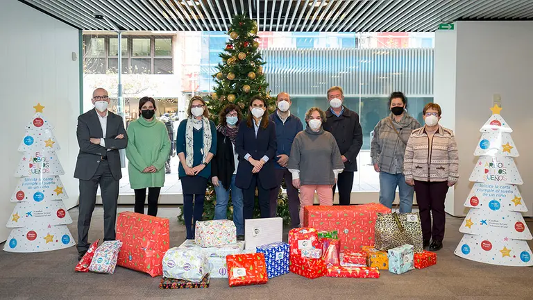 Javier Muñoz, responsable de Acción Social de la DT Ebro de CaixaBank; Andriuska Surga, del Centro Padre Lasa; Isabel Gonzalez Purroy, directora de Fundación Core; María Anso, coordinadora de Itaka Escolapios; Isabel Moreno, directora territorial Ebro de CaixaBank; Raúl González, gerente de Itaka Escolapios; Myriam Gómez, gerente de París 365; Pablo Sánchez y Cristina Ordóñez, de la Asociación Unzutxiki Berri; y Conchi Uriz, de Cáritas Estella. CEDIDA