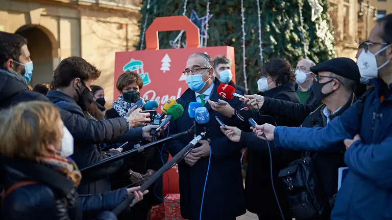 El alcalde, Enrique Maya, la gerente de la asociación de Comerciantes de Navarra, Inma Elcano, y representantes de distintas asociaciones de comerciantes presentan la campaña 'Regala Pamplona'. MIGUEL OSÉS