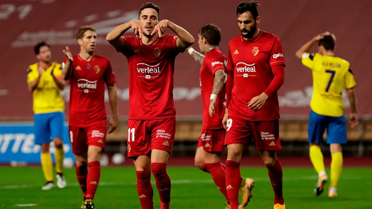 Kike Barja (c), de Osasuna, celebra el primer gol ante el Tomares, durante el partido correspondiente a la primera eliminatoria de la Copa del Rey, que estos dos equipos juegan hoy en el estadio olímpico de La Cartuja en Sevilla. EFE/Julio Muñoz