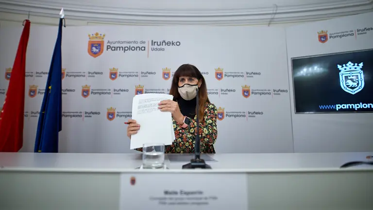 La portavoz del PSN en el Ayuntamiento, Maite Esporrín, ofrece una rueda de prensa sobre los Presupuestos municipales. MIGUEL OSÉS