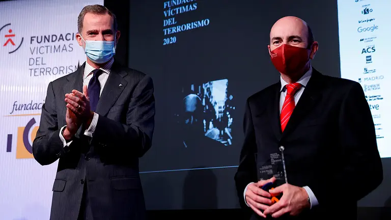 GRAF6390. MADRID, 16/12/2020.- El rey Felipe VI (i) aplaude al periodista Javier Marrodán, durante la entrega de la XVII edición de los Premios Fundación Víctimas del Terrorismo este miércoles en Casa América, Madrid. EFE/ Chema Moya POOL
