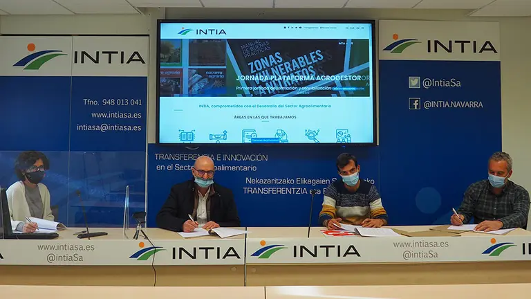 Acto de firma de la adhesión de empresas, agricultores e INTIA al proyecto 'Tierra de futuro'. - INTIA