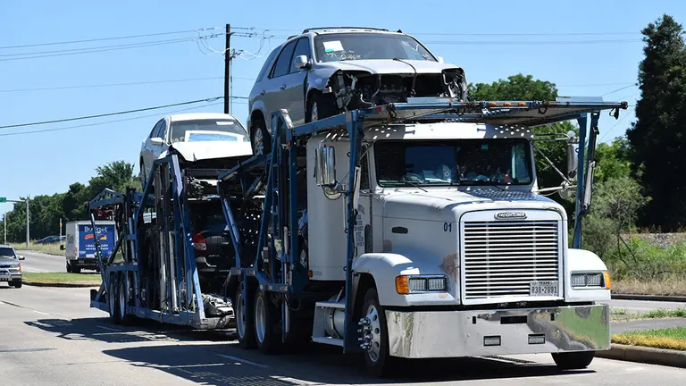 Un camión transporta varios coches al desguace. ARCHIVO