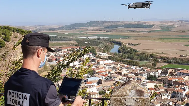 Vuelo de dron durante el confinamiento en Falces. POLICÍA FORAL