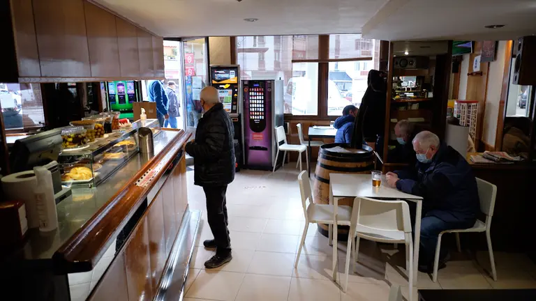 Reapertura del interior de los establecimientos de hostelería. MIGUEL OSÉS