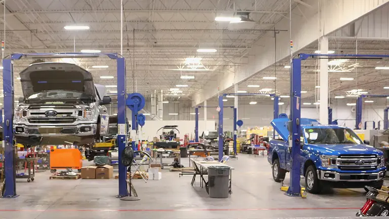 Varios coches en un taller. ARCHIVO