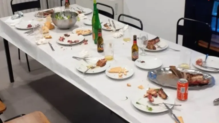 Restos de la cena en un 'pipote' de Estella. POLICÍA FORAL