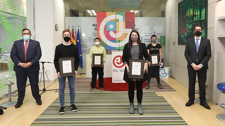 Javier Remirez y Carlos Amatriain (a los lados), con los premiados en los Galardones de Juventud 2020. GOBIERNO DE NAVARRA