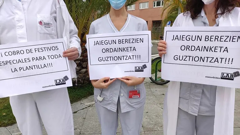 Concentracion convocada por LAB para reclamar el pago de los festivos especiales a todos los profesionales del SNS. LAB