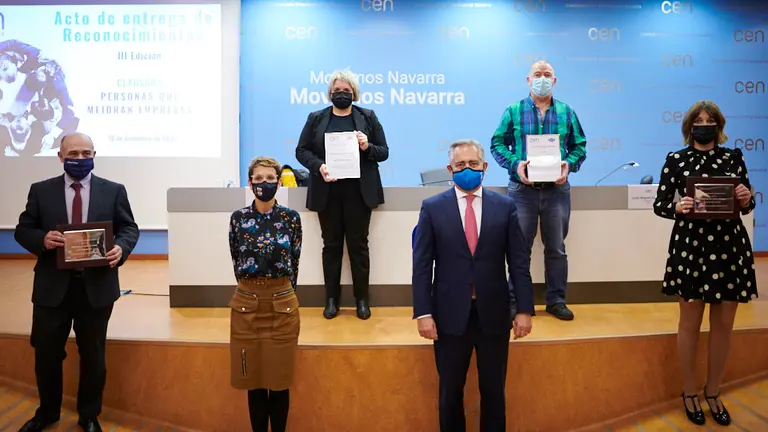 La presidenta del Gobierno de Navarra, María Chivite, participa en la tercera edición de los premios 'Personas que mejoran empresas', concedidos por la Confederación Empresarial Navarra (CEN), junto con el presidente de la entidad, Juan Miguel Sucunza. PABLO LASAOSA