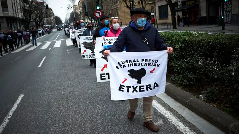 Los sindicatos ELA, LAB, Steilas, ESK, HIRU, EHNE y CGT se manifiestan desde la Delegación del Gobierno dentro de la iniciativa 'Izan bidea', para "dar solución a la situación de los presos". PABLO LASAOSA