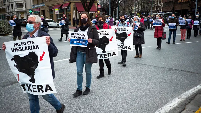 Los sindicatos ELA, LAB, Steilas, ESK, HIRU, EHNE y CGT se manifiestan desde la Delegación del Gobierno dentro de la iniciativa 'Izan bidea', para "dar solución a la situación de los presos". PABLO LASAOSA