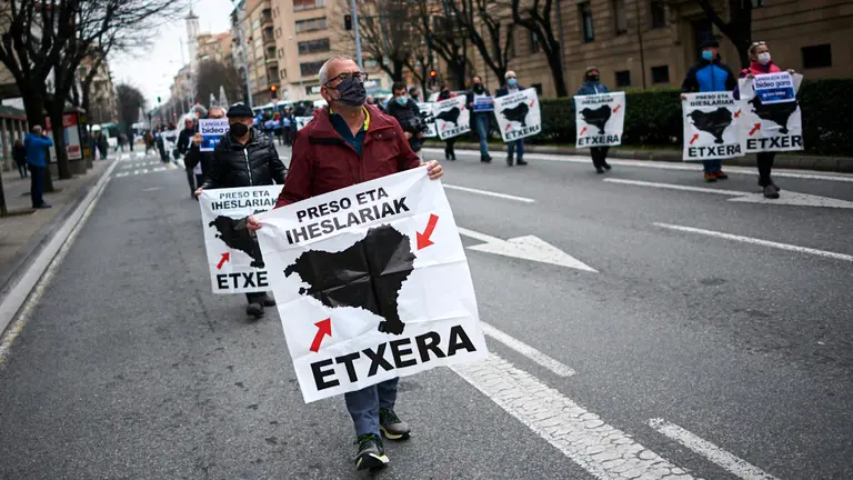 Los sindicatos ELA, LAB, Steilas, ESK, HIRU, EHNE y CGT se manifiestan desde la Delegación del Gobierno dentro de la iniciativa 'Izan bidea', para "dar solución a la situación de los presos". PABLO LASAOSA