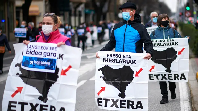 Los sindicatos ELA, LAB, Steilas, ESK, HIRU, EHNE y CGT se manifiestan desde la Delegación del Gobierno dentro de la iniciativa 'Izan bidea', para "dar solución a la situación de los presos". PABLO LASAOSA
