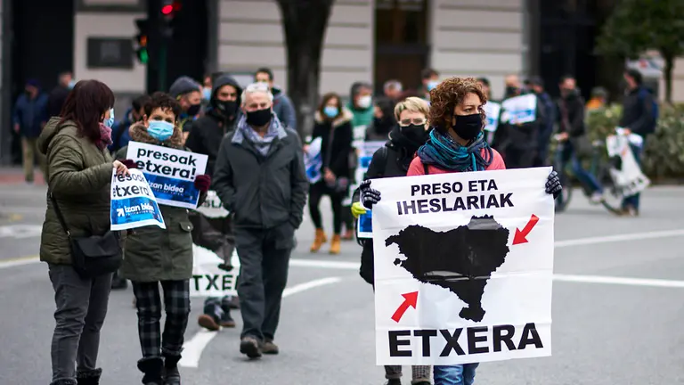 Los sindicatos ELA, LAB, Steilas, ESK, HIRU, EHNE y CGT se manifiestan desde la Delegación del Gobierno dentro de la iniciativa 'Izan bidea', para "dar solución a la situación de los presos". PABLO LASAOSA