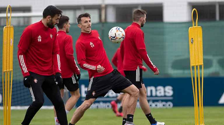 Los delanteros Enric Gallego y Ante Budimir en un entrenamiento en Tajonar. CA Osasuna.