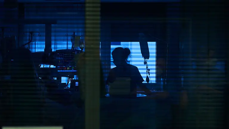 Una enfermera trabaja con un paciente en la UCI de la CUN. PABLO LASAOSA