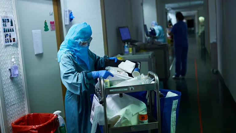 Personal de enfermería trabaja en la 'planta Covid' de la CUN. PABLO LASAOSA