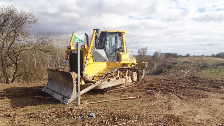 Excavadora en reservas. GURELUR