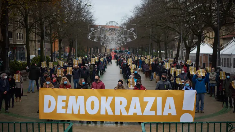 Concentración convocada por EH Bildu, Podemos, Ezker Anitza-IU y los sindicatos ELA, LAB y Steilas en protesta contra la repetición del juicio por el caso Bateragune. MIGUEL OSÉS