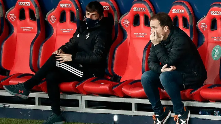GRAF8827. PAMPLONA, 19/12/2020.- El entrenador de Osasuna, Jagoba Arrasate (d), durante el partido de la decimocuarta jornada de la Liga Santander ante el Villarreal disputado este sábado en el estadio de El Sadar, en Pamplona. EFE/Jesús Diges

