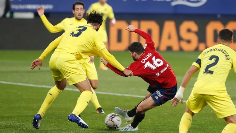 Agarrón de Albiol a Calleri que ni el árbitro señaló ni el VAR revisó OSASUNA