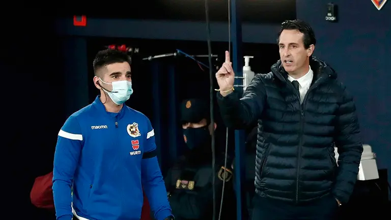 El entrenador del Villarreal, Unai Emery (d), durante el partido de la decimocuarta jornada de la Liga Santander ante Osasuna disputado este sábado en el estadio de El Sadar, en Pamplona. EFE/Jesús Diges