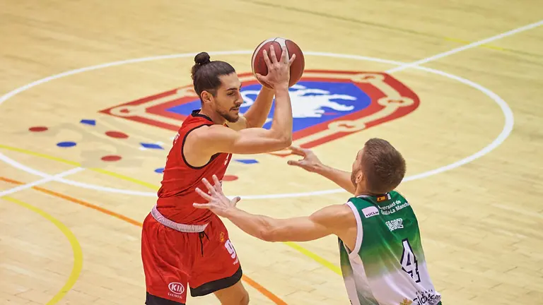 El Basket Navarra se enfrenta a La Roda Albacete en Pamplona. PABLO LASAOSA