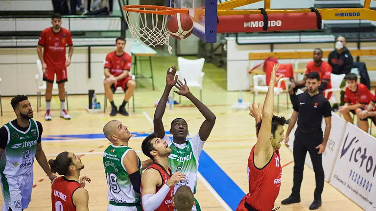 El Basket Navarra se enfrenta a La Roda Albacete en Pamplona. PABLO LASAOSA
