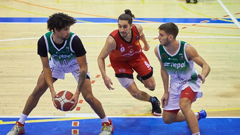 El Basket Navarra se enfrenta a La Roda Albacete en Pamplona. PABLO LASAOSA