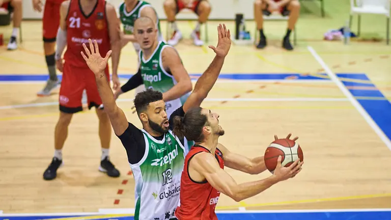 El Basket Navarra se enfrenta a La Roda Albacete en Pamplona. PABLO LASAOSA