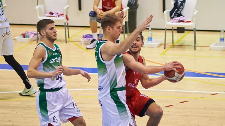 El Basket Navarra se enfrenta a La Roda Albacete en Pamplona. PABLO LASAOSA
