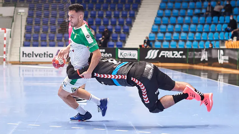 El Helvetia Anaitasuna se enfrenta al Sinfín Santander en Pamplona. PABLO LASAOSA