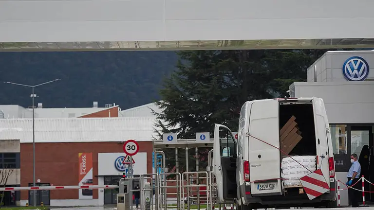 Vista de la puerta principal de la fábrica de Volkswagen Navarra. Eduardo Sanz /Europa Press