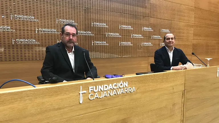 Javier Miranda (i), presidente de Fundación Caja Navarra, y Javier Fernández, director general. FUNDACIÓN CAJA NAVARRA