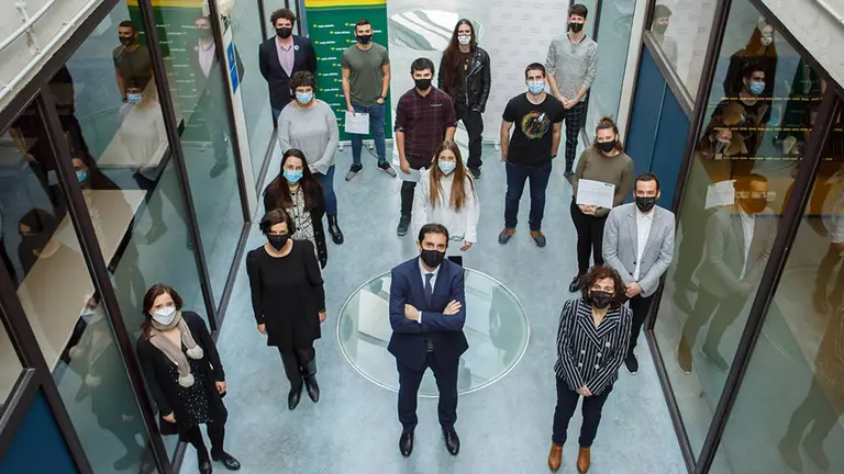 Participantes y galardonados en los IV Premios Caja Rural a Trabajos Fin de Estudios con Proyectos de Emprendimiento. En primer término, los miembros del jurado. UPNA