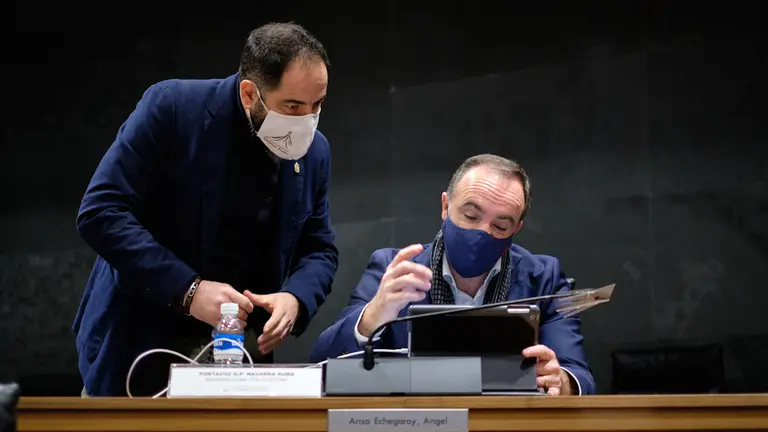 Javier Esparza, lider de Navarra Suma, habla con Ramón Alzorriz, portavoz del PSN, durante la mesa y junta de portavoces. MIGUEL OSÉS